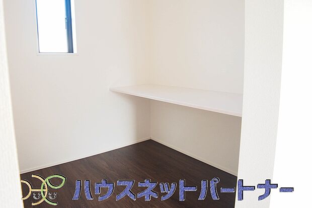 一角にスタディカウンターを設置。パソコンを置いたり収納にしたり、勉強机にしたりできる為とても便利です。