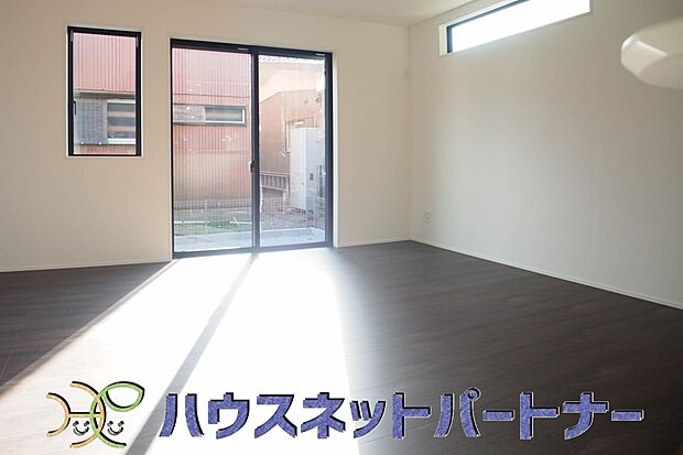 リビングにテーブルを置いて、寛げるソファーを置いても余裕の広さがあります。