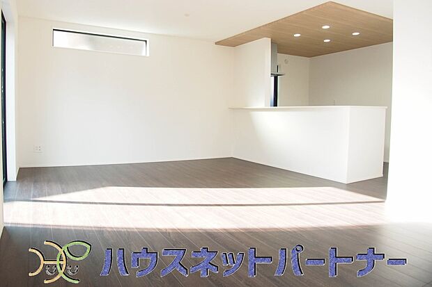 キッチン吊戸棚を無くす事によって、コミュニケーションを重視した設計に致しました。区画によって変わる一体感を、実際にご覧になって頂けましたらと思います。