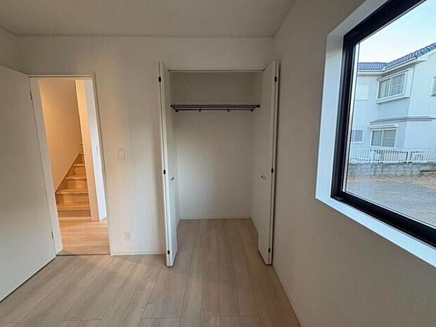 壁面クローゼットのメリットは、衣類が横一列に並ぶためひと目で洋服が選びやすいこと。衣類をたくさんお持ちの方も、限られたスペース内に無理なく収納することができます。