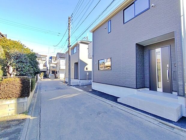 前面道路の日当たりの良い明るいお家。