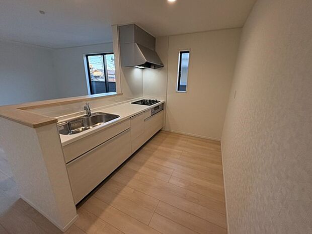 カウンターキッチンなら、リビングで遊ぶ子供の様子を見ながら料理ができるので安心です。料理を運んでもらったり、子供にお手伝いしてもらいやすいのもいいですね♪