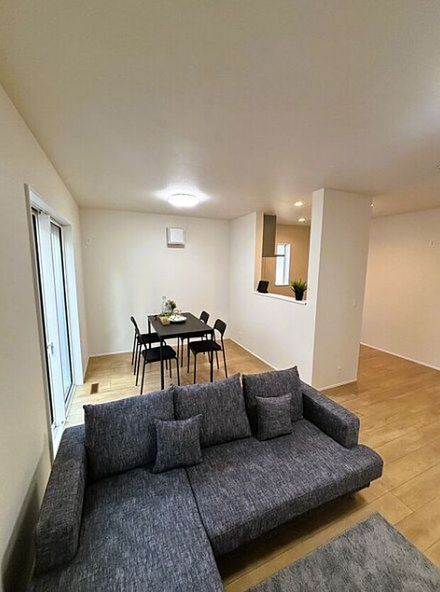 通風・採光に優れ、心地よい光と風が溢れています。 贅沢で豊かな居住性と、プライドを満たすクオリティが見事に調和した住空間。新築ならではの快適なひとときをご体感頂ける筈です。