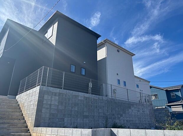 ここから始まる「日常」はご家族にとってかけがえのない時間となります。少しでも豊かに、快適に。そんな想いから本邸宅は生まれました。