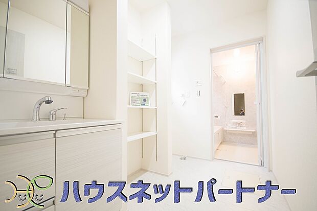 大きく見やすい三面鏡で清潔感ある洗面台は、身だしなみチェックや肌のお手入れに最適です。何かと物が増える場所だからこそ、スッキリと見映えの良い空間に拵えました。