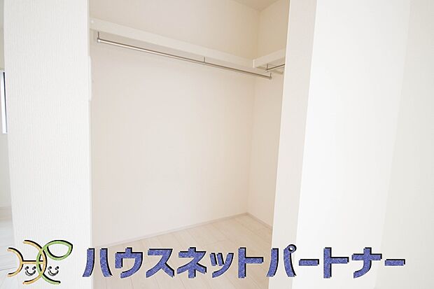 【ウォークインクローゼット】【収納】 各所に配置された収納スペースは、洋服や小物はもちろんのこと、掃除機や日用予備品・お子様のおもちゃなど様々な物を収納して頂ける便利なスペースです。