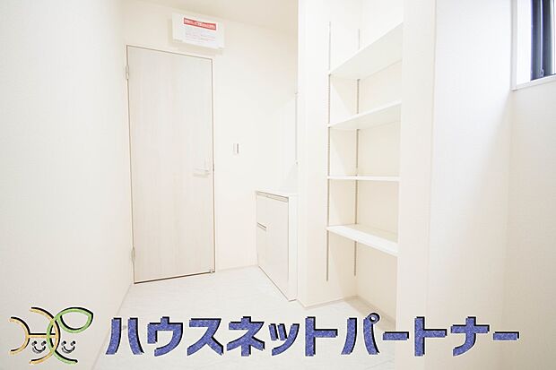 化粧品やドライヤーなどの毎日使う物以外に、買い置きしたシャンプーやリンスなどを見えないように収納できるとうれしいですよね。収納量が多い洗面化粧台は便利です。