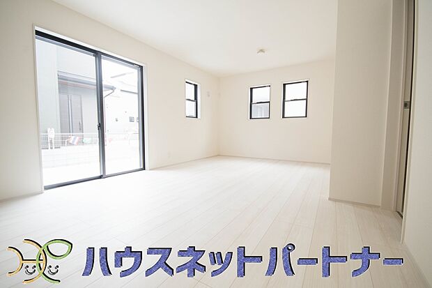 明るく開放的なダイニング。家族とのコミュニケーションが取りやすく、みんなの笑顔が溢れます