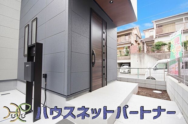 玄関の扉を開けるとそこは家族の待つお家。笑い声が聞こえてきそう。