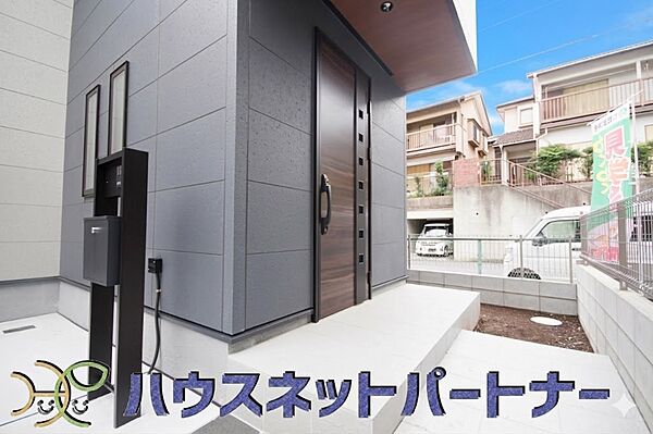玄関の扉を開けるとそこは家族の待つお家。笑い声が聞こえてきそう。