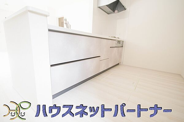 家族の様子を見ながらキッチンでお料理。一日の出来事を会話しながらの家事は嬉しいコミュニケーション。