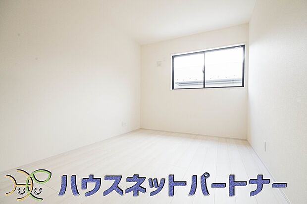 独立性を高めたお部屋。たっぷりの収納も配備しており、片付いた空間を現実出来そう。陽光も降り注ぐ明るく開放的な空間が魅力的。