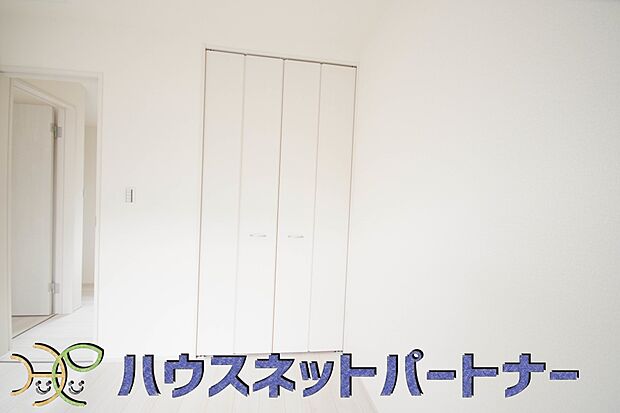 壁面クローゼットのメリットは、衣類が横一列に並ぶためひと目で洋服が選びやすいこと。衣類をたくさんお持ちの方も、限られたスペース内に無理なく収納することができます。