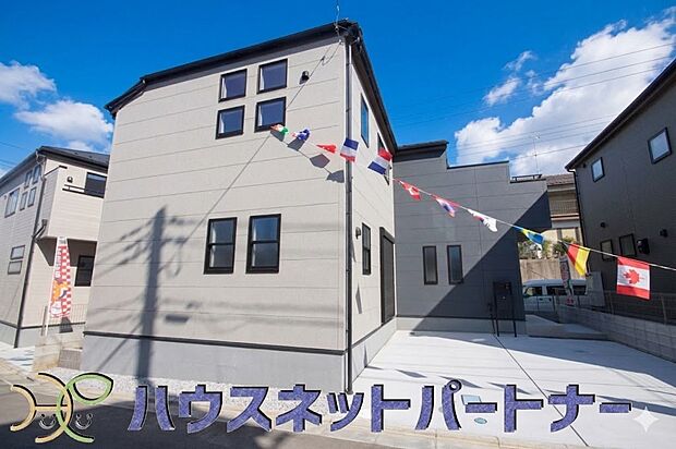 街に溶け合う美しい景観と、採光や風通しを考えて設計された間取り。近隣の視線を考え調整した窓位置など、外観だけでなく、住まうご家族の心地よさを最優先しました。