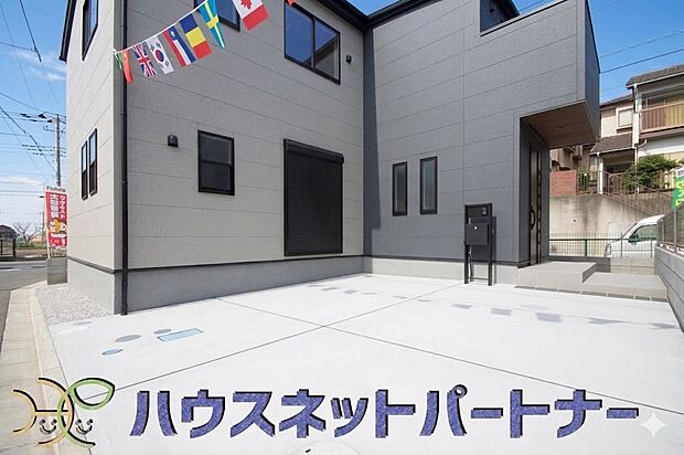 カースペース2台可。敷地内に駐車スペースが2台分確保されています。通勤、お出かけ、ショッピングなど、家族で出かける際の足となる車。状況に応じて使い分けたい、そんな方におすすめです。