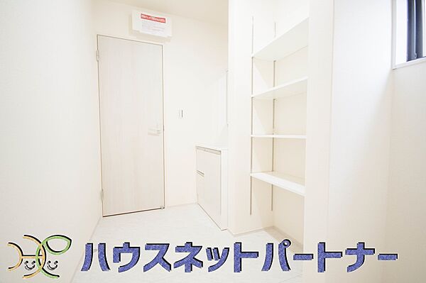 化粧品やドライヤーなどの毎日使う物以外に、買い置きしたシャンプーやリンスなどを見えないように収納できるとうれしいですよね。収納量が多い洗面化粧台は便利です。