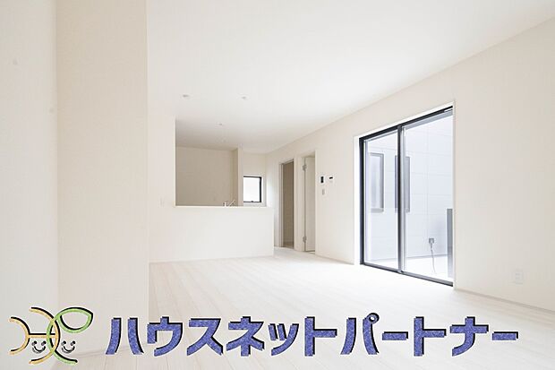 リビングは、食事スペースと寛げる場所設けてもまだ余裕の広さ。明るい光が照らしてくれます。