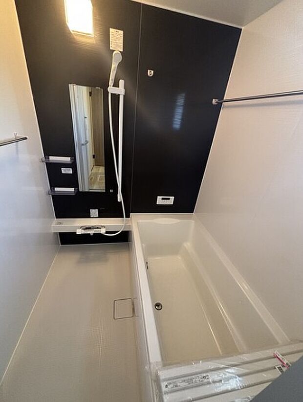 高級感溢れるカラーと大きさ・柔らかな曲線で構成された半身浴も楽しめるバスタブが心地よさをもたらします。