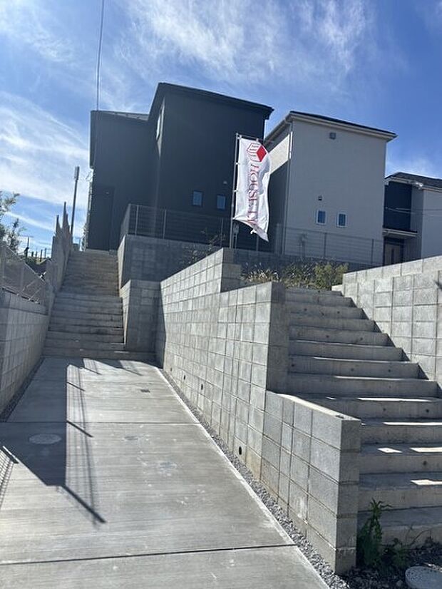 街に溶け合う美しい景観と、採光や風通しを考えて設計された間取り。近隣の視線を考え調整した窓位置など、外観だけでなく、住まうご家族の心地よさを最優先しました。