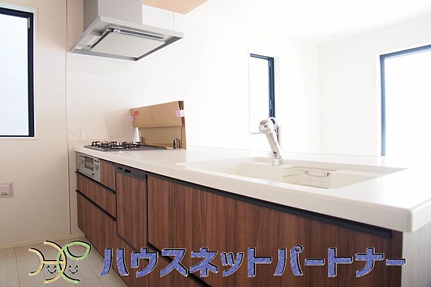 家族の様子を見ながらキッチンでお料理。一日の出来事を会話しながらの家事は嬉しいコミュニケーション。