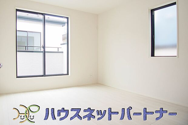 ベッドを置いて主寝室をイメージ。それでも広々してますね。