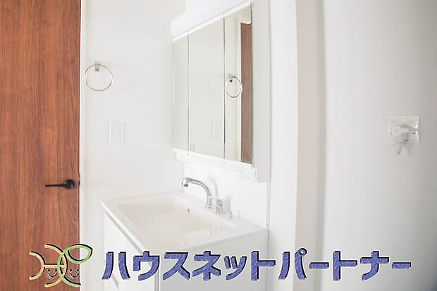 清潔感溢れる洗面台はシャンプードレッサー付き。朝の忙しい時に大活躍します。