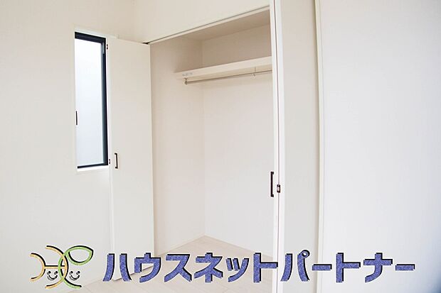 壁面クローゼットのメリットは、衣類が横一列に並ぶためひと目で洋服が選びやすいこと。衣類をたくさんお持ちの方も、限られたスペース内に無理なく収納することができます。