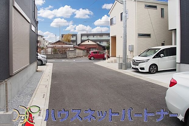 前面道路でお車を駐車するのも楽々。