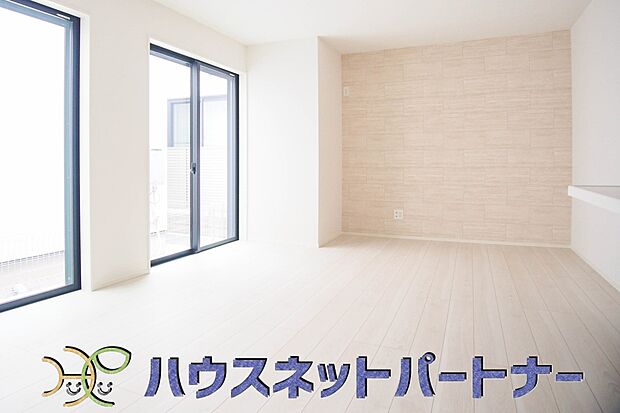 リビングにテーブルを置いて、寛げるソファーを置いても余裕の広さがあります。