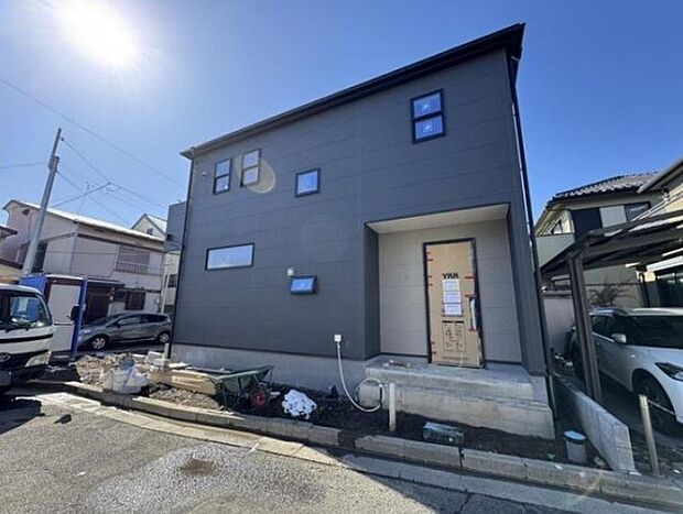 玄関の扉を開けるとそこは家族の待つお家。笑い声が聞こえてきそう。