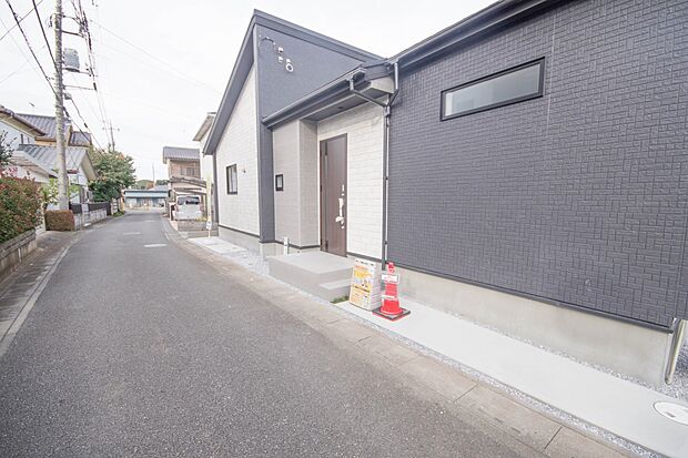 玄関の扉を開けるとそこは家族の待つお家。笑い声が聞こえてきそう。