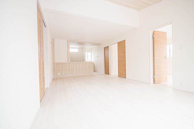 通風・採光に優れ、心地よい光と風が溢れています。 贅沢で豊かな居住性と、プライドを満たすクオリティが見事に調和した住空間。新築ならではの快適なひとときをご体感頂ける筈です。