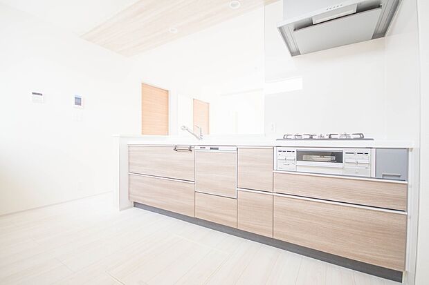 三口コンロで料理の幅を拡げてくれる使いやすいシステムキッチンを採用。洗い場も大きいので野菜や食器を洗ったりする際にも捗り、奥様の強い味方となってくれるはずです。