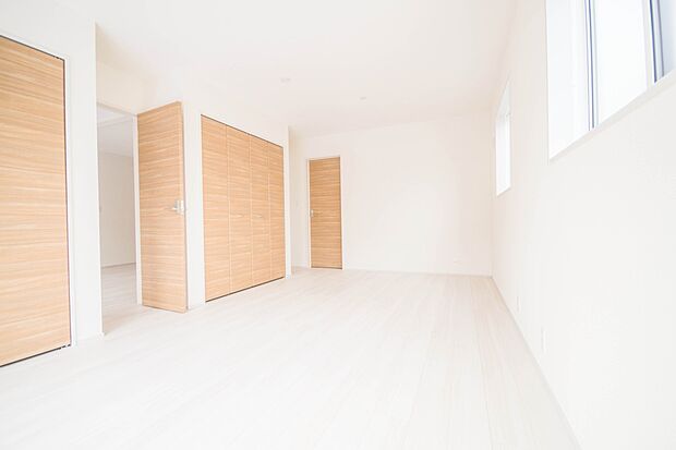 バルコニーに直接出入りできるお部屋です。ちょっと外の空気を吸いたい時や、ベランダでミニガーデニングなども楽しめそうです。