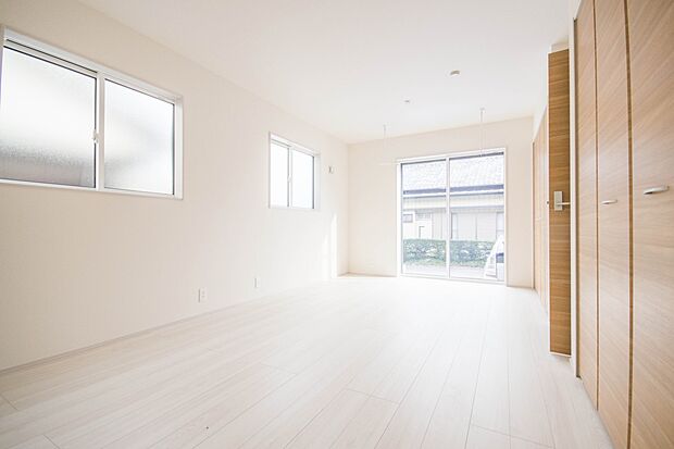 明るい窓のあるお部屋は子供部屋にぴったり。可愛い家具で素敵なお部屋に。