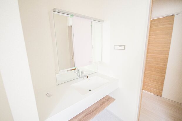 大きく見やすい三面鏡で清潔感ある洗面台は、身だしなみチェックや肌のお手入れに最適です。何かと物が増える場所だからこそ、スッキリと見映えの良い空間に拵えました。