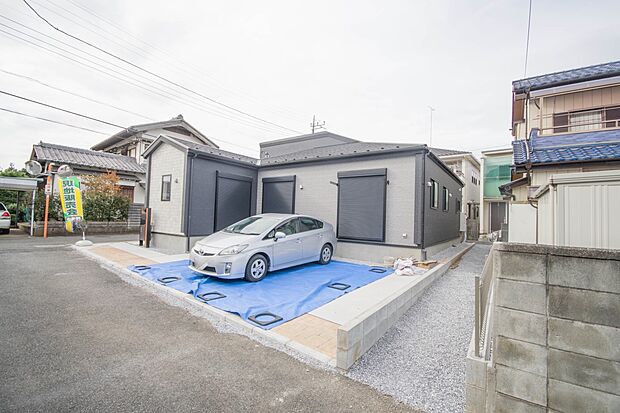 堂々たる趣ながら、主張し過ぎずどこか余裕を感じさせるシャープなフォルムで佇む邸宅は、晴天の空と照らし合わせる事で、本来あるべき完成形の姿を見せてくれます。