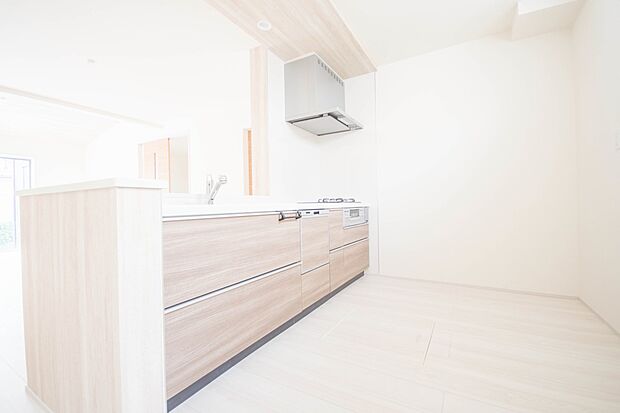 カウンターキッチンなら、リビングで遊ぶ子供の様子を見ながら料理ができるので安心です。料理を運んでもらったり、子供にお手伝いしてもらいやすいのもいいですね♪