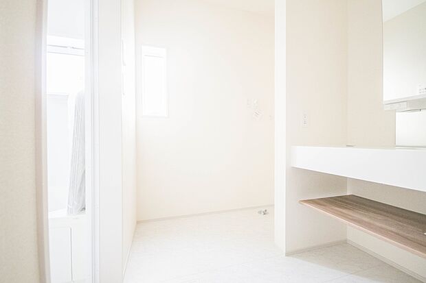 洗面室のある脱衣所は広々。脱いだお洋服をそのままお洗濯。