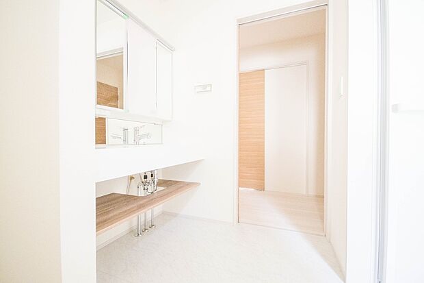 毎日使う洗濯機。しっかりと奥行きのある置き場が確保されています。