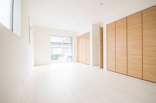 独立性を高めたお部屋。たっぷりの収納も配備しており、片付いた空間を現実出来そう。陽光も降り注ぐ明るく開放的な空間が魅力的。