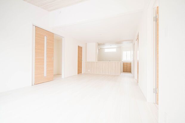 リビングは、食事スペースと寛げる場所設けてもまだ余裕の広さ。明るい光が照らしてくれます。