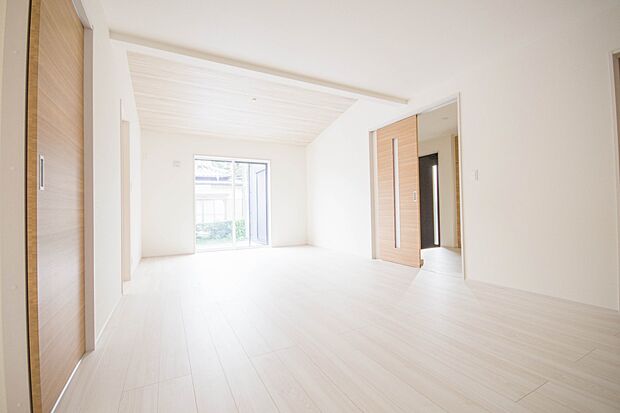 明るく開放的なダイニング。家族とのコミュニケーションが取りやすく、みんなの笑顔が溢れます