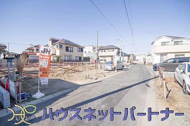 前面道路でお車を駐車するのも楽々。