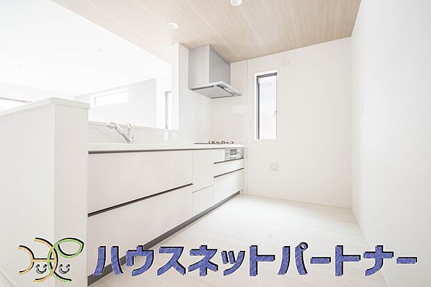 三口コンロで料理の幅を拡げてくれる使いやすいシステムキッチンを採用。洗い場も大きいので野菜や食器を洗ったりする際にも捗り、奥様の強い味方となってくれるはずです。