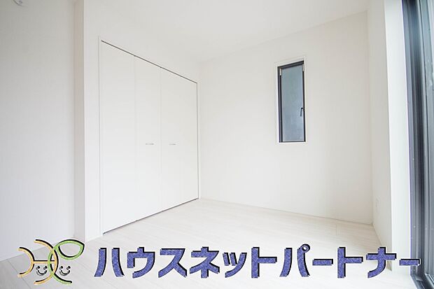 バルコニーに直接出入りできるお部屋です。ちょっと外の空気を吸いたい時や、ベランダでミニガーデニングなども楽しめそうです。