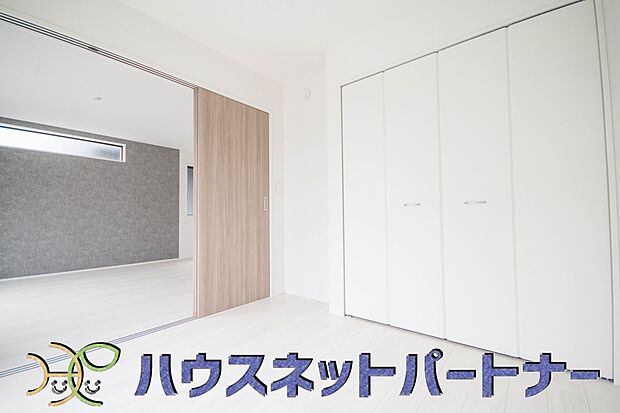 明るい窓のあるお部屋は子供部屋にぴったり。可愛い家具で素敵なお部屋に。