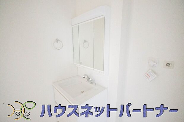 大きく見やすい三面鏡で清潔感ある洗面台は、身だしなみチェックや肌のお手入れに最適です。何かと物が増える場所だからこそ、スッキリと見映えの良い空間に拵えました。