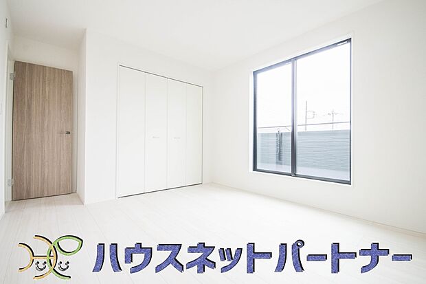 独立性を高めたお部屋。たっぷりの収納も配備しており、片付いた空間を現実出来そう。陽光も降り注ぐ明るく開放的な空間が魅力的。