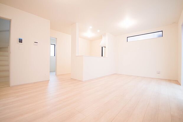 通風・採光に優れ、心地よい光と風が溢れています。 贅沢で豊かな居住性と、プライドを満たすクオリティが見事に調和した住空間。新築ならではの快適なひとときをご体感頂ける筈です。